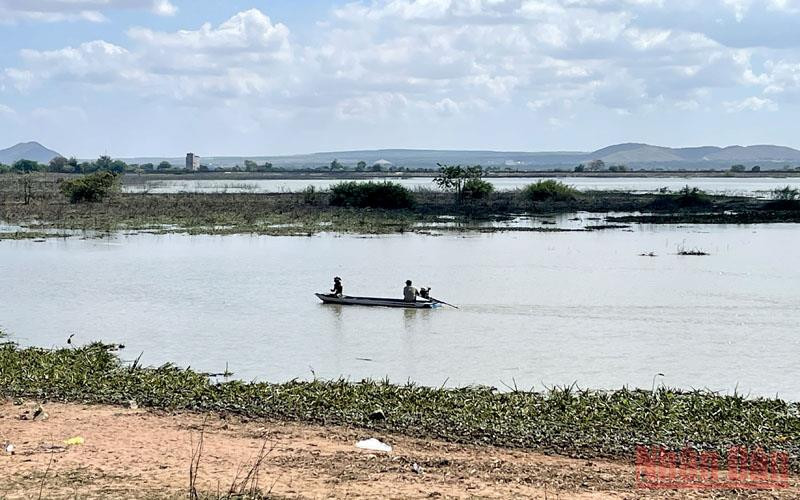 Người dân dùng xuồng máy để tìm kiếm các nạn nhân dưới hồ.