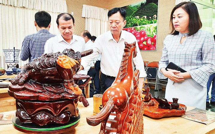 Trưng bày, giới thiệu sản phẩm gỗ thủ công mỹ nghệ tại quận 1.