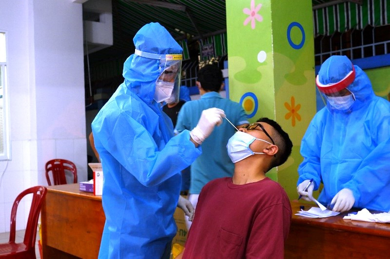 Lấy mẫu xét nghiệm SARS-CoV-2 cho người nghi nhiễm tại quận Tân Bình.