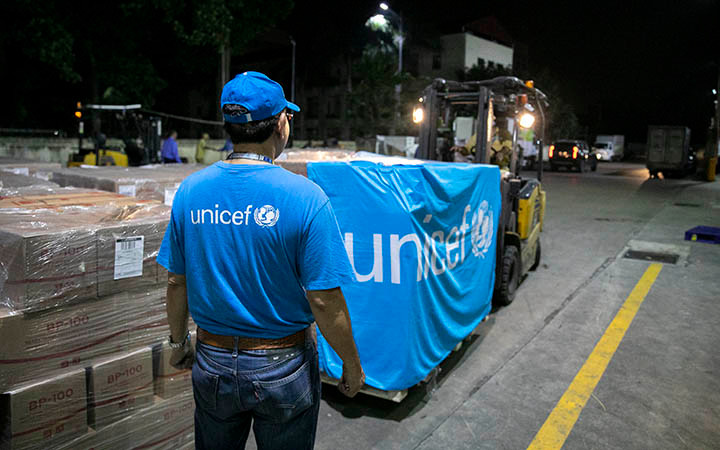 Nhân viên UNICEF đang nhận sản phẩm điều trị suy dinh dưỡng tại sân bay Nội Bài (Ảnh: UNICEF Việt Nam/Trương Việt Hùng). 