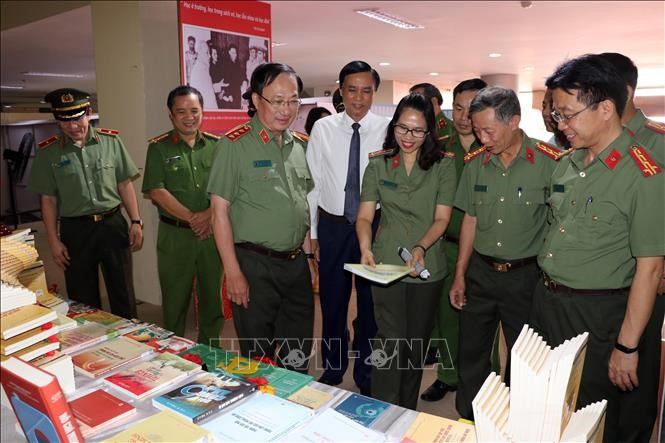 Các đại biểu tham quan Triển lãm “75 năm Công an nhân dân - vì nước quên thân, vì dân phục vụ”. Ảnh: TTXVN