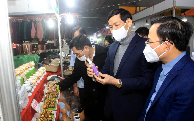 Các đại biểu tham quan các gian hàng bình ổn giá tại Hội chợ.