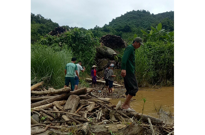Lực lượng cứu hộ địa phương đang tiếp tục tìm kiếm thi thể nạn nhân còn lại.