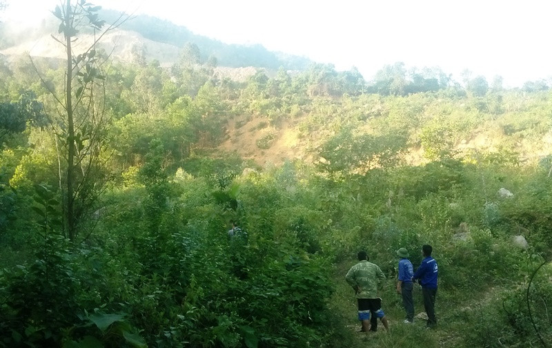 Sạt lở tại chân bãi thải mỏ than Minh Tiến đang đe dọa tính mạng năm hộ dân ở phía dưới.