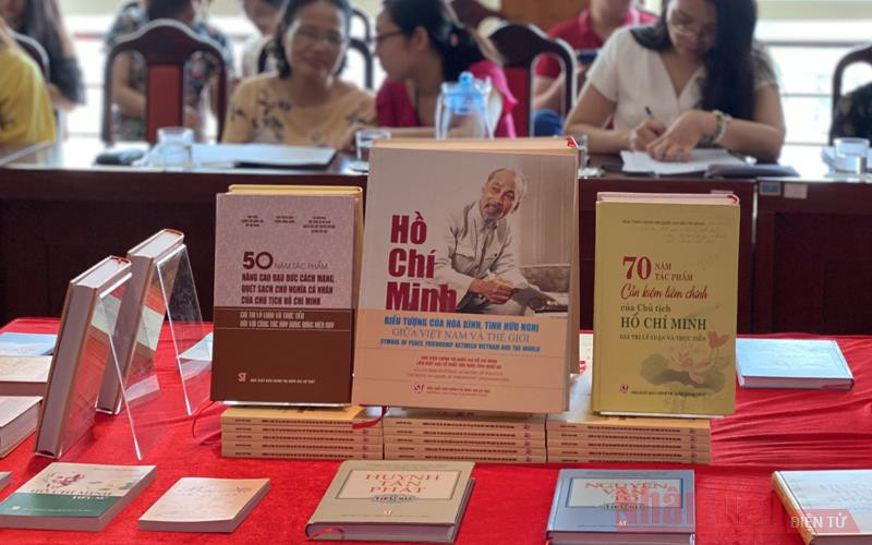 Trưng bày các ấn phẩm tiêu biểu về chủ đề Kỷ niệm 130 năm Ngày sinh Chủ tịch Hồ Chí Minh.