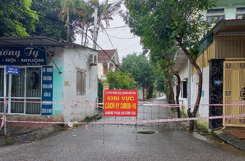 Thành phố Vinh lập chốt ngăn người ra vào các khu dân cư xuất hiện F0.