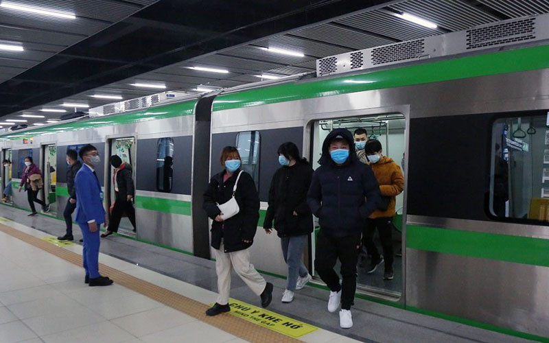 Sau hơn bốn tháng đưa vào khai thác, tàu điện trên cao Cát Linh-Hà Ðông đã trở thành phương tiện đi lại thường xuyên của nhiều người dân Thủ đô. (Ảnh: QUỐC TOẢN) 