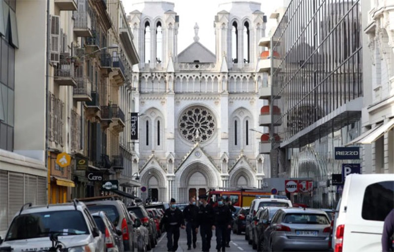 Cảnh sát phong tỏa phía trước nhà thờ. (Ảnh Nicematin) 