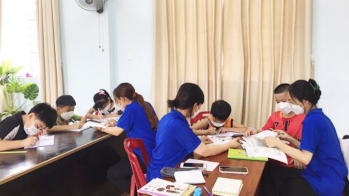 Quang cảnh lớp học 0 đồng trong một sáng chủ nhật.