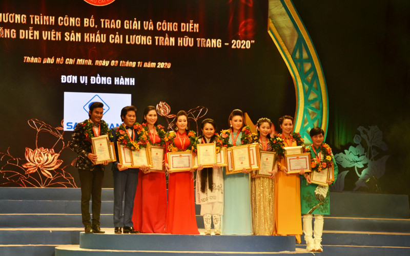 Các thí sinh đoạt huy chương vàng, huy chương bạc ở hạng mục kép mùi, đào mùi