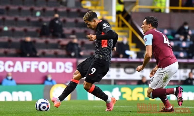 R. Firmino (trái) mở tỷ số cho Liverpool phút 43.