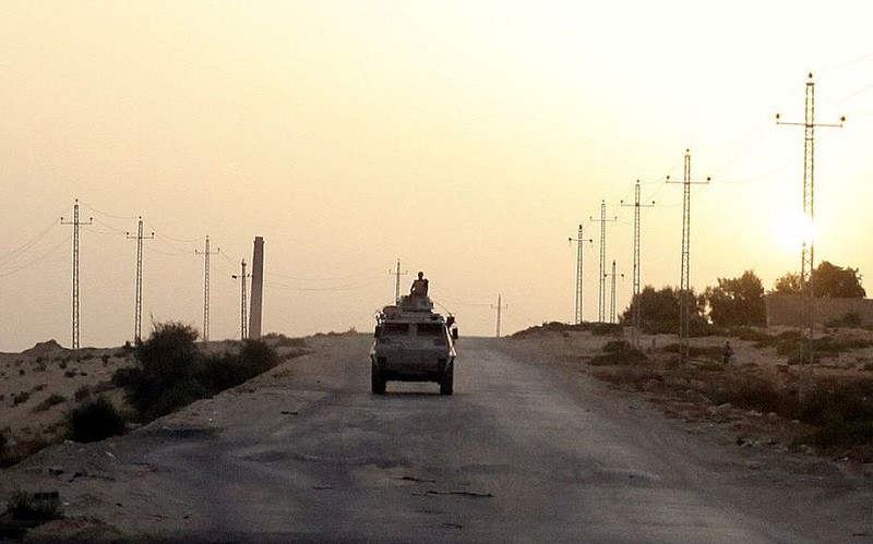 Xe quân sự của quân đội Ai Cập di chuyển trên đường cao tốc ở phía bắc Sinai, Ai Cập. (Ảnh: Reuters)