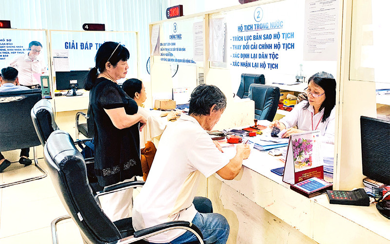 Người dân làm thủ tục hành chính tại trụ sở UBND phường 6, quận 3. 