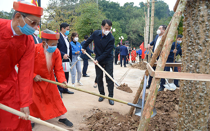 Đồng chí Ngô Văn Cương và đại diện lãnh đạo huyện Mỹ Đức cùng trồng những cây hoa gạo đầu tiên của dự án.