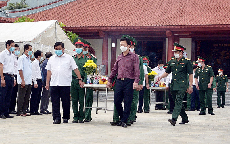 Đồng chí Nguyễn Chí Dũng, Bộ trưởng Kế hoạch và đầu tư và đồng chí Đặng Quốc Khánh, Bí thư Tỉnh ủy tỉnh Hà Giang tiễn đưa linh cữu các Anh hùng liệt sĩ về nơi yên nghỉ cuối cùng. (Ảnh: baohagiang.vn)