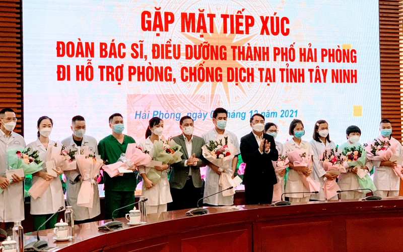 Lãnh đạo thành phố Hải Phòng động viên, tặng quà các bác sĩ, điều dưỡng trước khi lên đường hỗ trợ Tây Ninh chống dịch.