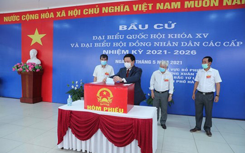 Ủy viên Bộ Chính trị, Giám đốc Học viện Chính trị Quốc gia Hồ Chí Minh, Chủ tịch Hội đồng Lý luận Trung ương Nguyễn Xuân Thắng bỏ phiếu tại Khu vực bỏ phiếu số 7.