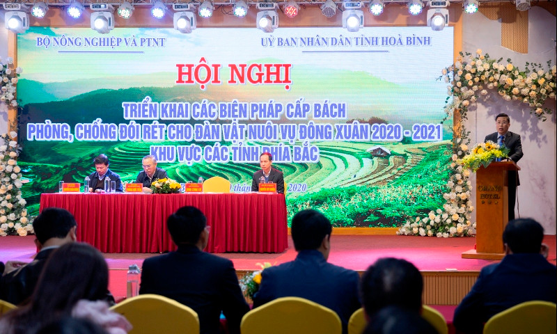 Đồng chí Đinh Công Sứ, Phó Chủ tịch UBND tỉnh Hòa Bình phát biểu tại hội nghị.