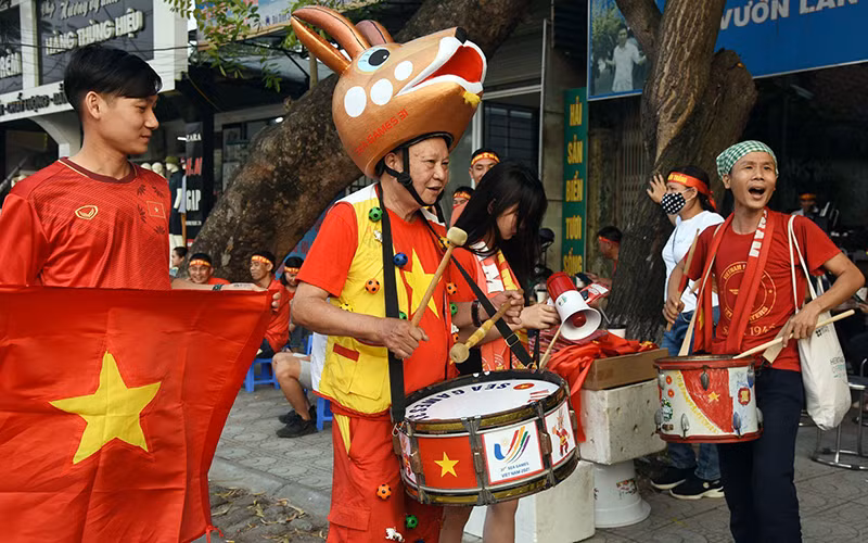 Cổ động viên tiếp lửa các cầu thủ U23 Việt Nam. (Ảnh TRẦN HẢI)