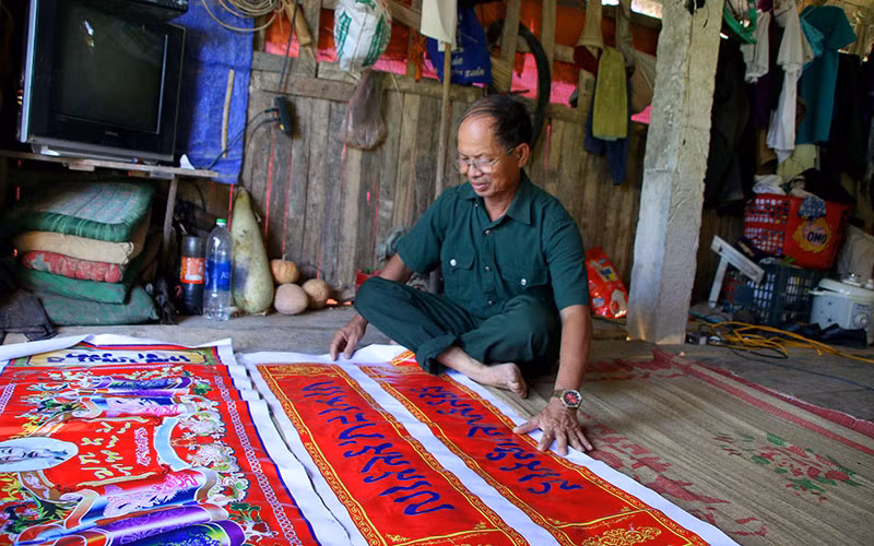 Ông Lô Đức Mậu và những câu đối bằng chữ Thái hệ Lai Tay do nghệ nhân Sầm Văn Bình soạn.