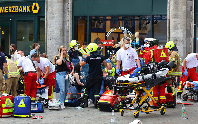 Nhân viên ứng phó khẩn cấp hỗ trợ những người bị thương. (Ảnh: Reuters)