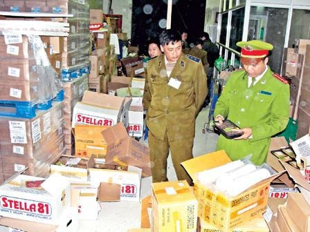 Lực lượng công an và quản lý thị trường Hà Nội phát hiện thực phẩm quá "date" tại kho hàng Công ty cổ phần XNK thực phẩm