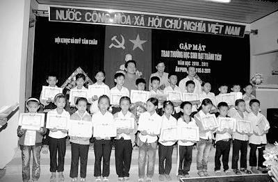 Xã Ân Phong, huyện Hoài Ân gặp mặt và trao thưởng cho các học sinh đạt thành tích cao năm học 2010 - 2011.