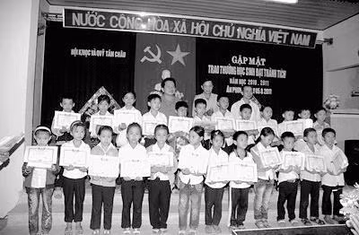 Xã Ân Phong, huyện Hoài Ân gặp mặt và trao thưởng cho các học sinh đạt thành tích cao năm học 2010 - 2011.