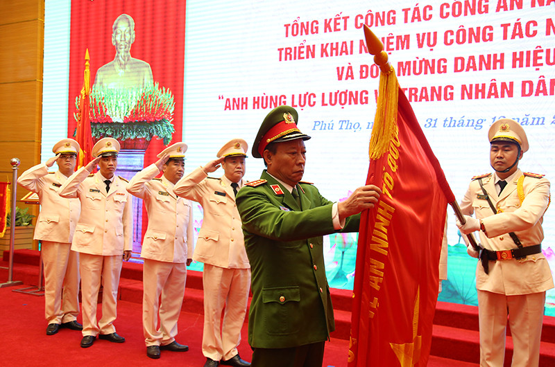 Thượng tướng Lê Quý Vương trao Huân chương Bảo vệ Tổ quốc hạng nhì cho Phòng Cảnh sát Kinh tế, Công an tỉnh Phú Thọ.