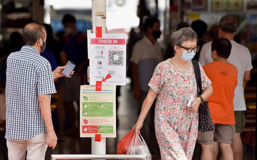 Quét mã khai báo y tế trước khi vào 1 khu ăn uống ở Singapore, ngày 3/11/2021. (Ảnh: REUTERS)