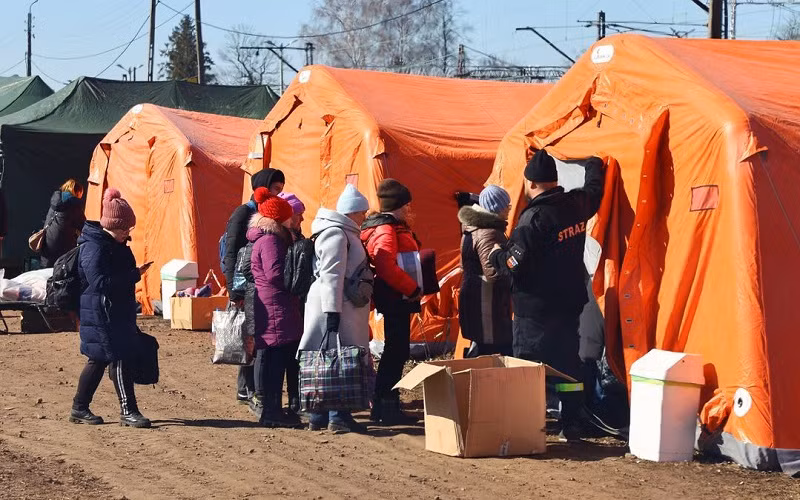 Người tị nạn Ukraine được tiếp nhận vào nơi lánh nạn tại trạm kiểm soát biên giới ở Medyka, Ba Lan, ngày 11/3/2022. (Ảnh: REUTERS)