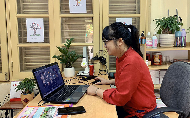 Giờ dạy học trực tuyến môn Mỹ thuật của giáo viên Trường tiểu học Văn Yên (Hà Đông, Hà Nội).Ảnh: HOÀI THU