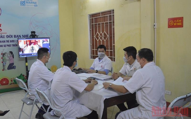 Bàn giao hệ thống hội chẩn khám chữa bệnh từ xa cho Trạm Y tế xã Đông Cuông, huyện Văn Yên, Yên Bái.