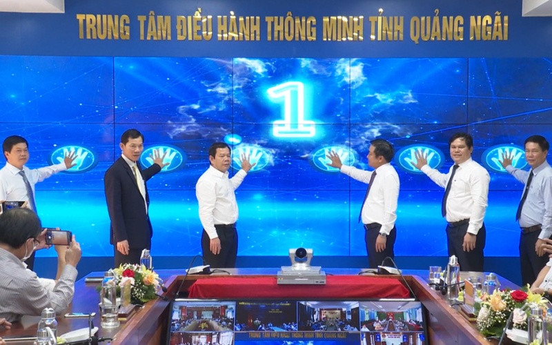 Lãnh đạo tỉnh Quảng Ngãi và Tập đoàn VNPT ấn nút nút khai trương Trung tâm điều hành thông tỉnh Quảng Ngãi.