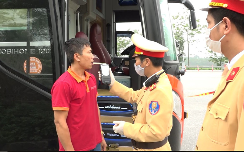 Cảnh sát giao thông tiến hành kiểm tra nồng độ cồn đối với người điều khiển phương tiện tham gia giao thông.