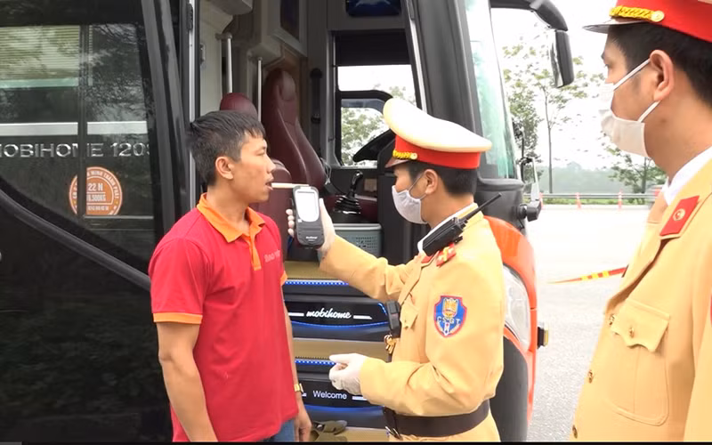 Cảnh sát giao thông tiến hành kiểm tra nồng độ cồn đối với người điều khiển phương tiện tham gia giao thông.