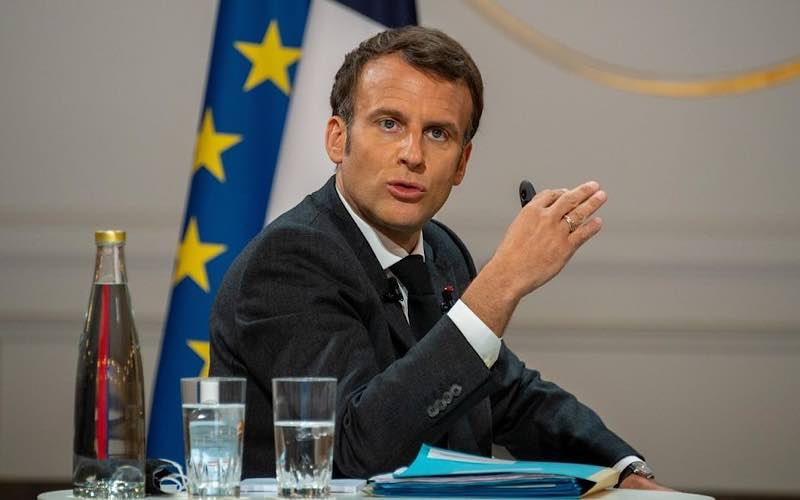 Tổng thống Pháp Emmanuel Macron cho biết trong khoảng 80-100 ngày tới, Pháp sẽ sản xuất vaccine để có thể khống chế dịch bệnh trong năm nay. (Ảnh: Le Parisien)