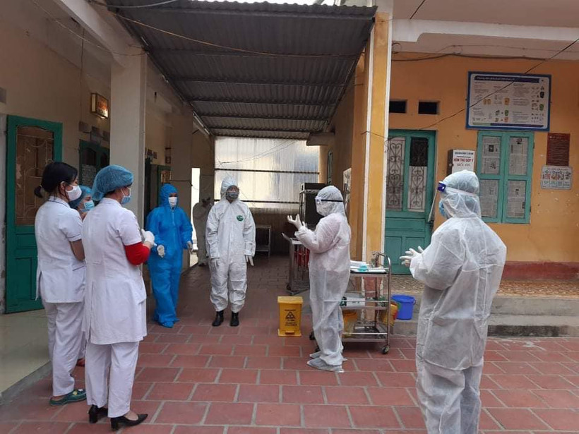  BS Đỗ Thị Kim Oanh cùng các đồng nghiệp trao đổi chuyên môn tại khu điều trị.