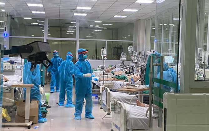 Các bác sĩ BV Bệnh Nhiệt đới Trung ương chăm sóc bệnh nhân. (Ảnh: TĐ)