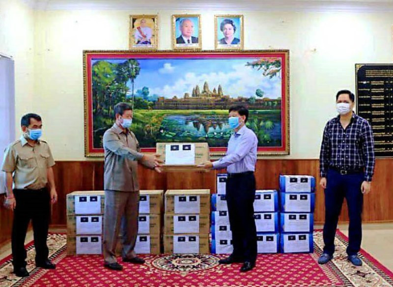 Tổng Lãnh sự Vũ Ngọc Lý trao khẩu trang và nước sát khuẩn cho lãnh đạo tỉnh Preah Sihanouk.