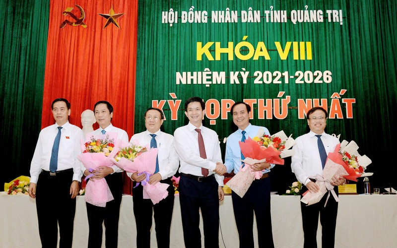 Ủy viên Tung ương Đảng, Bí thư Tỉnh ủy Quảng Trị Lê Quang Tùng và Phó Bí thư Thường trực Tỉnh ủy Nguyễn Đăng Quang tặng hoa chúc mừng Chủ tịch và các Phó Chủ tịch UBND tỉnh Quảng Trị vừa tái đắc cử.