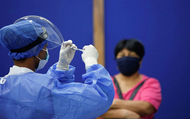 Điểm tiêm chủng tại Viện Công nghệ Bolivaria tại Ecuador, tháng 4/2021. (Ảnh: Reuters)