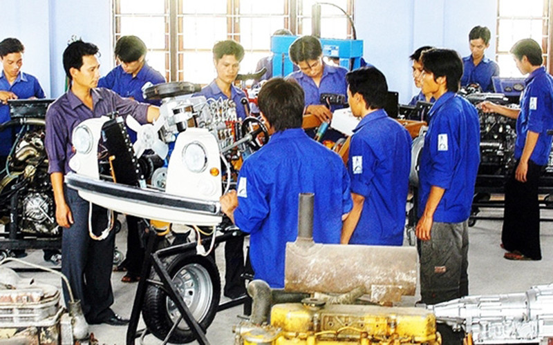 Giờ học thực hành sửa động cơ ô-tô tại Trường cao đẳng nghề Quảng Bình. Ảnh: HƯƠNG GIANG