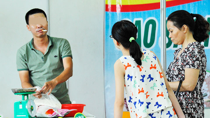 Hút thuốc lá nơi công cộng vẫn diễn ra. Ảnh: Song Anh