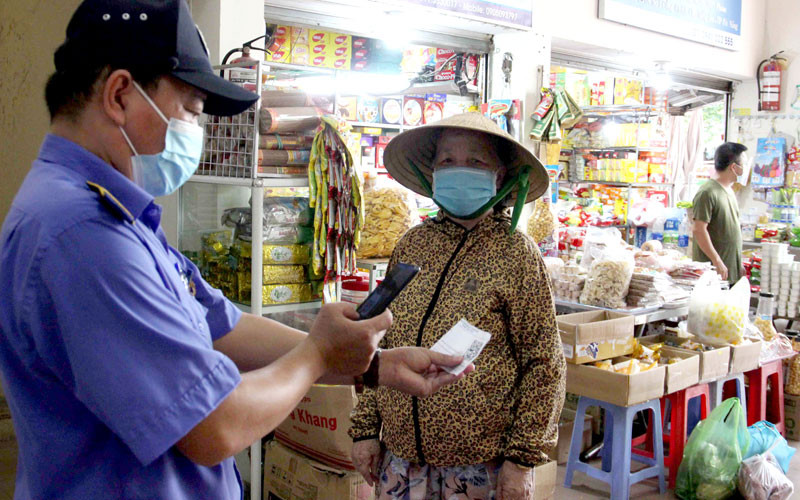 Quét mã QR Code để vào chợ đúng ngày.