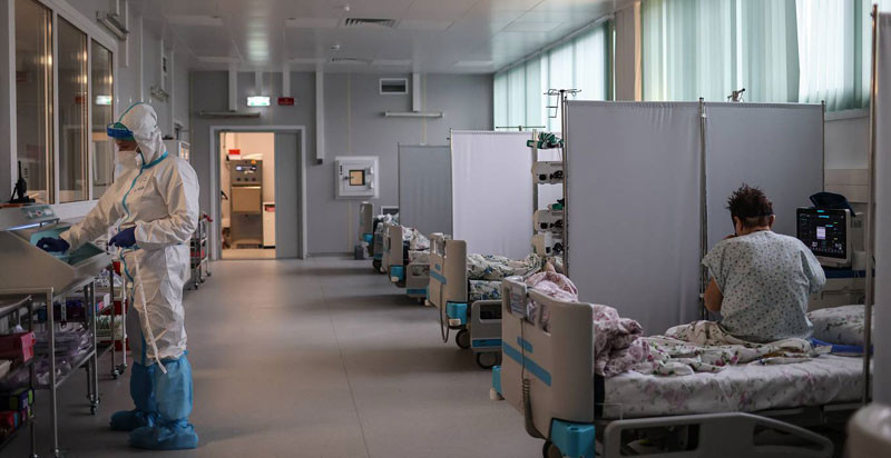 Điều trị cho bệnh nhân mắc Covid-19 trong bệnh viện Nga. (Ảnh: TASS)