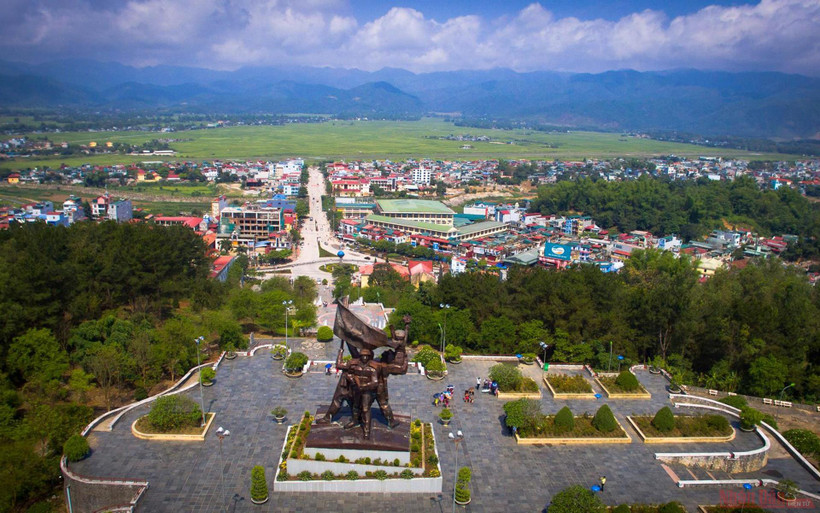 Tới Điện Biên, chắc chắn du khách không thể bỏ qua quần thể Di tích chiến trường Ðiện Biên Phủ. Đây là một quần thể các di tích lịch sử ghi lại chiến công của quân và dân Việt Nam trong cuộc kháng chiến anh dũng chống thực dân Pháp xâm lược.