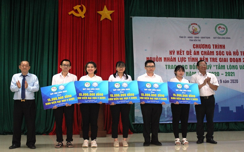 Lãnh đạo tỉnh Bến Tre cùng Ban Quản lý Quỹ tấm lòng vàng trao học bổng cho các em học sinh, sinh viên nghèo.