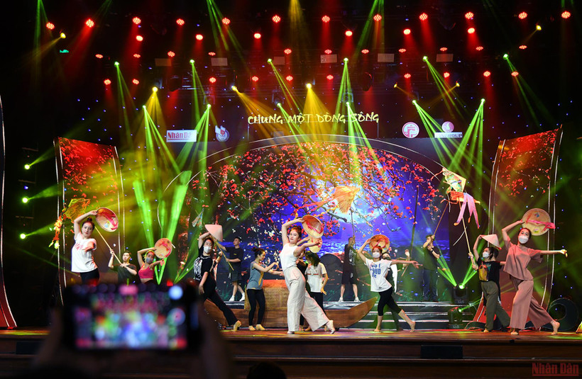 Tổng duyệt Chương trình “Chung một dòng sông”. (Ảnh: THÀNH ĐẠT)  