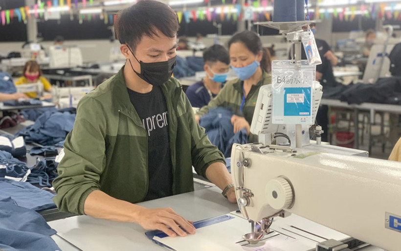 Công ty May Thành Hưng đầu tư thêm thiết bị cắt tự động giúp tăng năng suất.